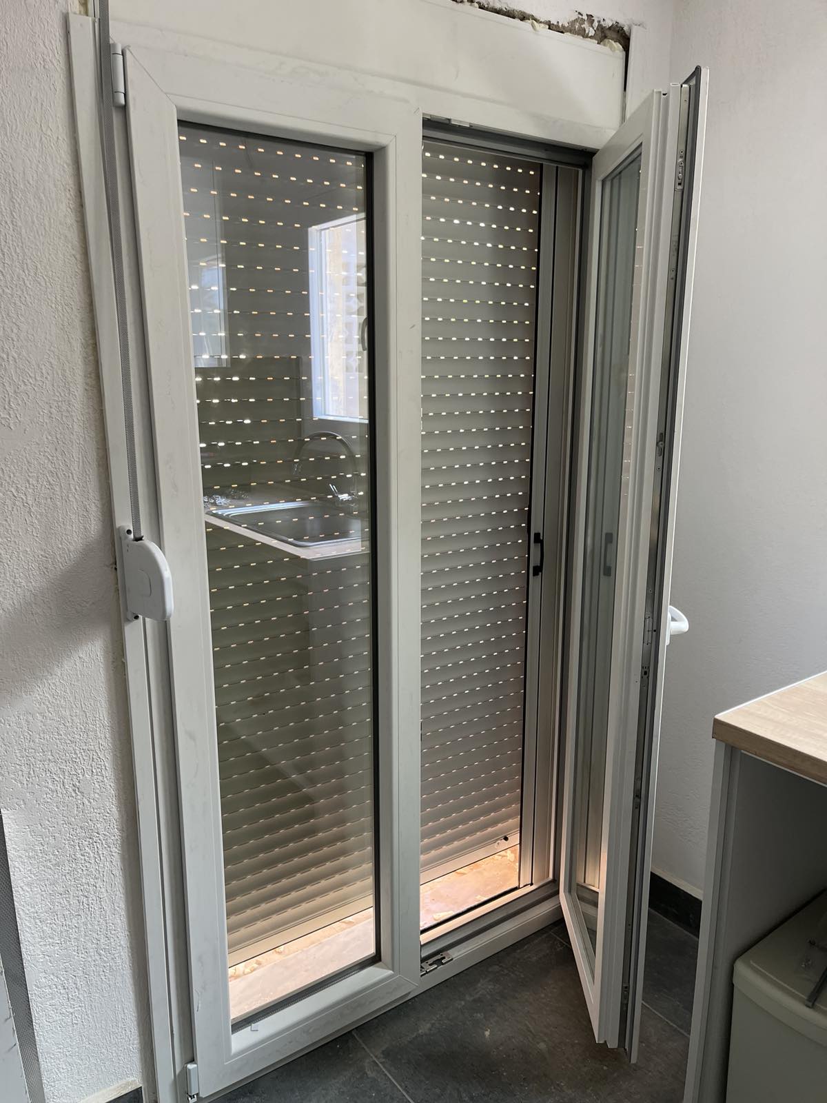 Μπαλκονόπορτα PVC ανοιγόμενη ανακλινόμενη με ρολό και σίτα