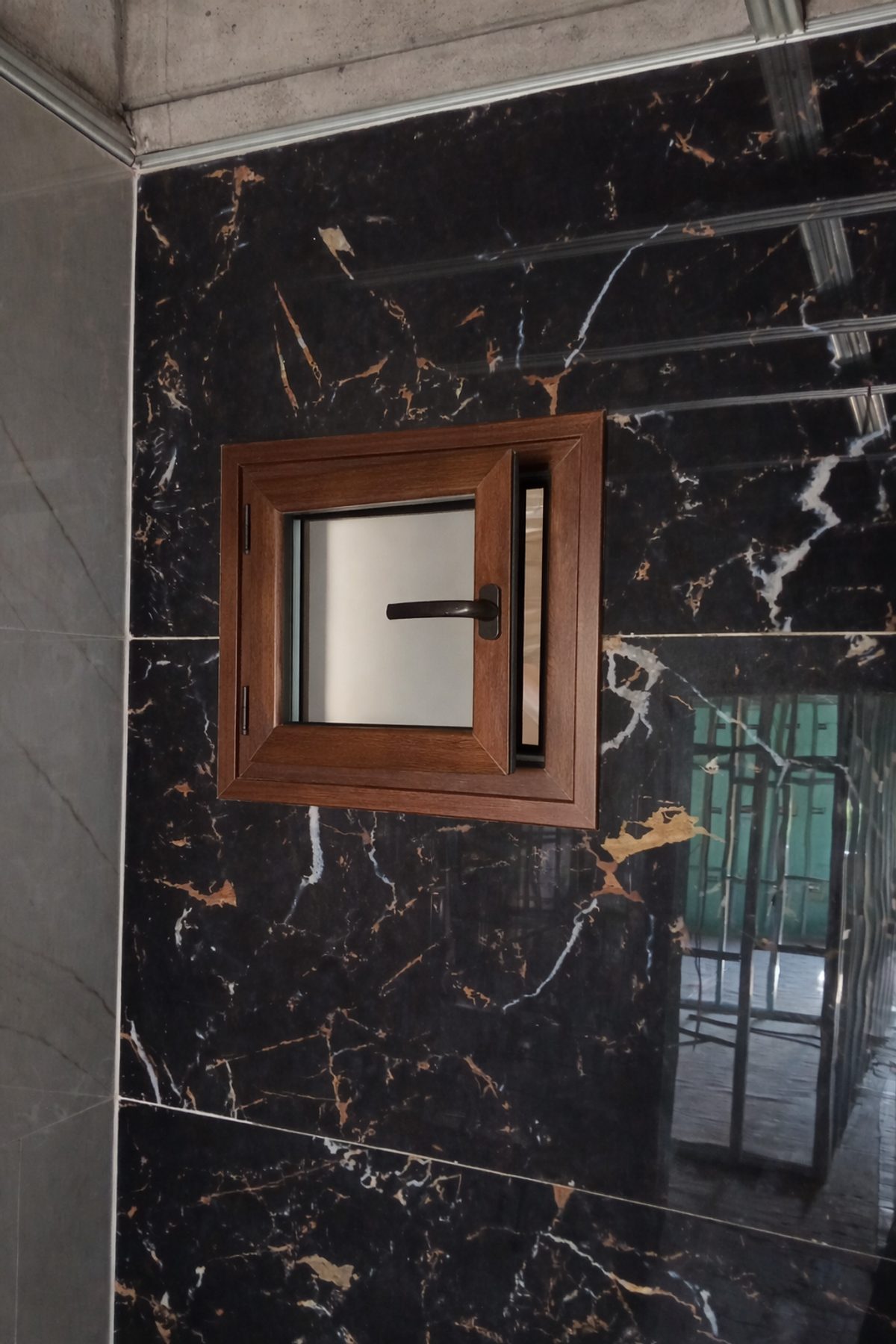 Παράθυρο WC PVC ανακλινόμενο λευκό
