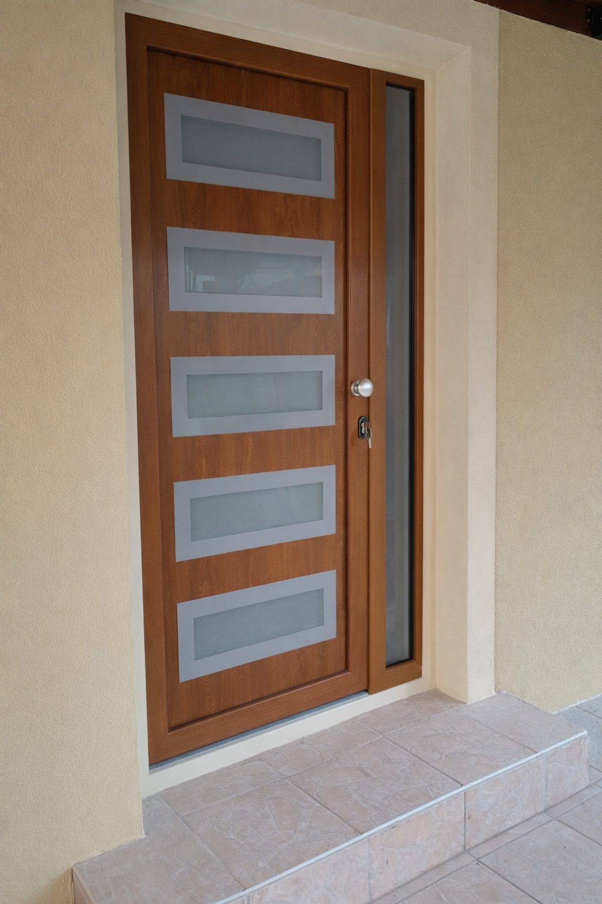 Πόρτα εισόδου PVC καφέ μοντέρνα panel