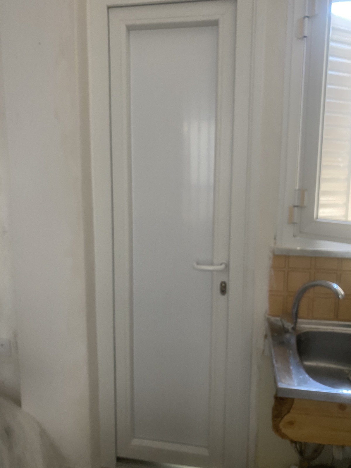 Εξωτερική κουζινόπορτα PVC ανοιγόμενη